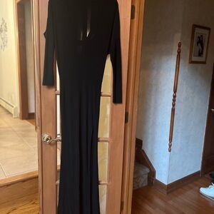 Elegant Black O/S dress with open back and slit on leg